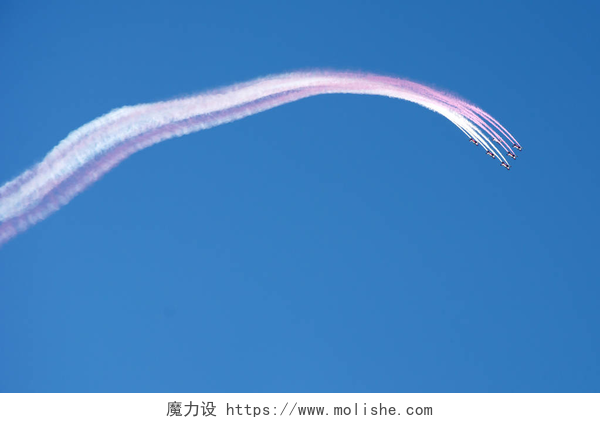 卡塔尔的飞机航空展特技飞行队编队飞行，在蓝天上留下白色粉红色烟雾痕迹